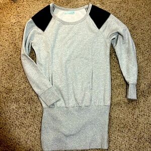 Sweatshirt with pockets and leather sleeves